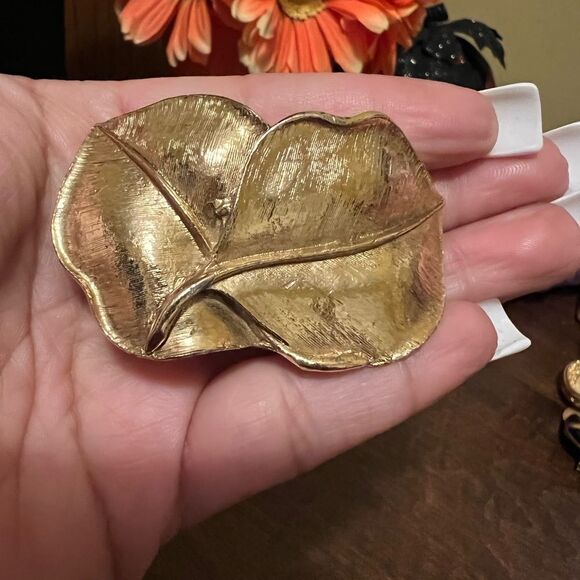 VINTAGE PAIR OF MUSI Gilt Leaves Shoe Buckle Clips - Picture 3 of 4